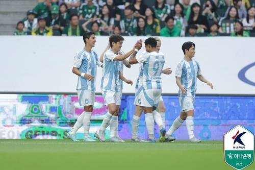 이청용의 선제골에 기뻐하는 울산 선수들 [한국프로축구연맹 제공. 재판매 및 DB 금지]