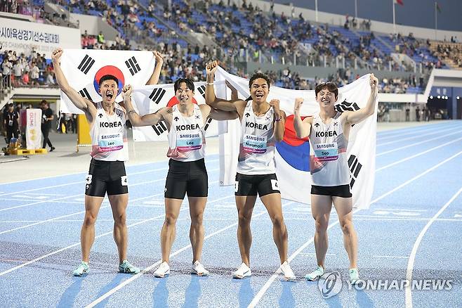'금빛 미소' (구미=연합뉴스) 김현태 기자 = 31일 오후 경북 구미시민운동장에서 열린 '2025 구미 아시아육상선수권대회'에서 남자 계주 400m에 출전한 대표팀 선수들이 결선에서 1위로 들어온 뒤 기뻐하고 있다. 왼쪽부터 이준혁(국군체육부대), 이재성(광주시청), 나마디 조엘진(예천군청), 서민준(서천군청). 2025.5.31 mtkht@yna.co.kr