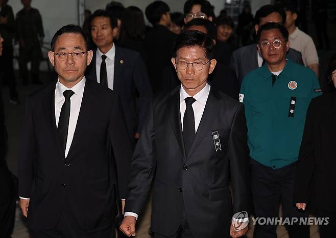 합동분향소 향하는 김문수 후보 (포항=연합뉴스) 박동주 기자 = 국민의힘 김문수 대선 후보가 31일 경북 포항시 남구 해군 항공사령부 체육관에 마련된 '해군 P-3CK 917호기 순직자 합동분향소'로 향하고 있다. 2025.5.31 pdj6635@yna.co.kr