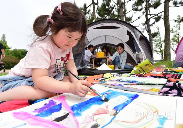 인천 송도국제도시 솔찬공원에서 바다그리기대회에 참가한 어린이들이 그림을 그리고 있다. 2025.5.31 /취재팀