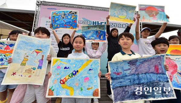 솔찬공원 포토존은 ‘인증숏 명소’로 인기를 끌었다. 아이들이 그린 인천 앞바다 풍경은 다채로웠다. 2025.5.31 /취재팀