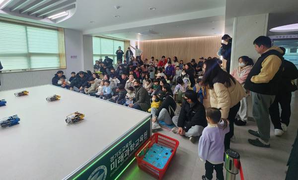 경기도교육청미래과학교육원 과학전시관에서 로봇댄스 공연이 열리고 있다. /경기도교육청미래과학교육원 제공