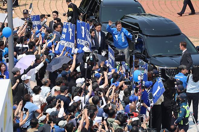 더불어민주당 이재명 대선 후보가 열세 지역으로 분류되는 강원과 충북 지역의 표심 공략에 나선 30일 집중 유세를 하기 위해 춘천시 춘천역광장에 도착해 시민들에게 인사하고 있다. 연합뉴스