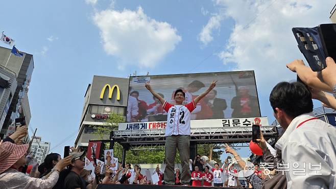 김문수 국민의힘 대선 후보가 1일 의정부 태조이성계상 앞에서 열린 집중 유세에서 시민들에게 인사하고 있다. 사진=박홍기기자