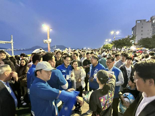 지난달 31일 주말 목포 동부시장 일대에서 진행된 더불어민주당 전남도당 집중유세 현장에서 박지원 국회의원과 더불어민주당 지지자들이 기념사진을 찍고 있다. 독자 제공