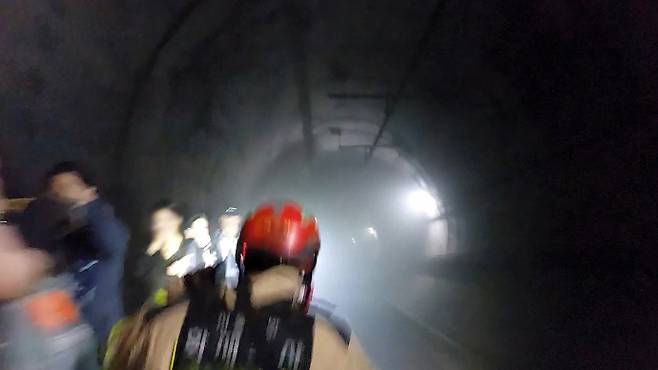 5호선 지하철 방화 화재, 대피한 승객들지난달 31일 서울지하철 5호선 열차 안에서 방화로 인해 승객들이 지하 터널을 통해 대피하는 사건이 발생했다. 사진은 화재로 인해 대피하는 승객들의 모습. /연합뉴스