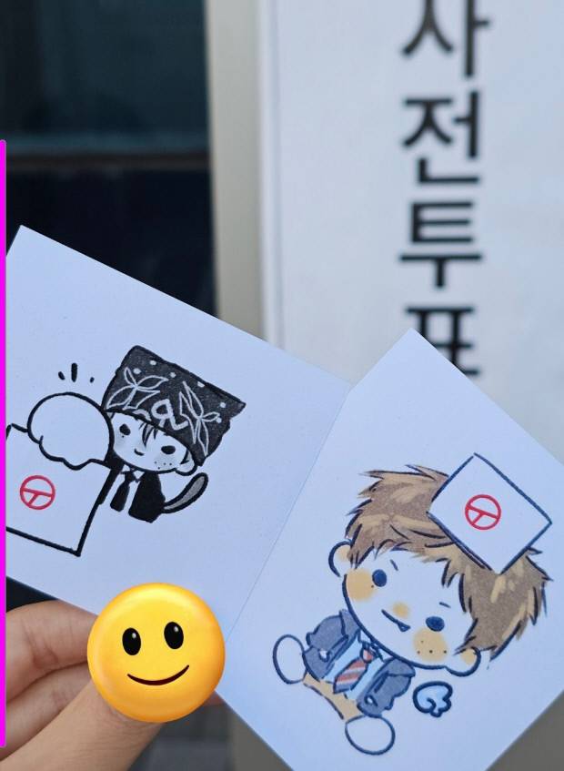 한 누리꾼이 영화 해리포터의 장면을 패러디해 제작한 투표 인증 종이(위)와 캐릭터를 활용해 제작한 투표 인증 종이.