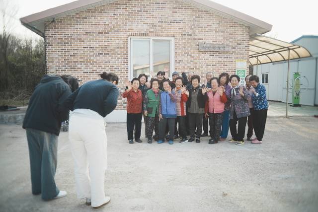 지난 4월 [청년 이장이 떴다!] 3개월 간 대장정 마친 후 주민들께 감사 인사 올리는 모습. 전북일보 DB