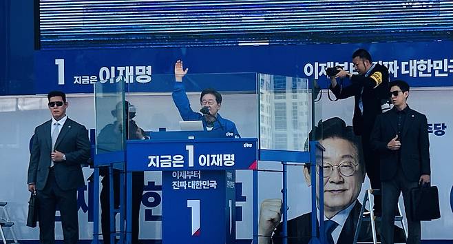 더불어민주당 이재명 대선 후보가 1일 오후 대구 동대구역 광장에서 시민들에게 지지를 호소하고 있다. /황인무기자