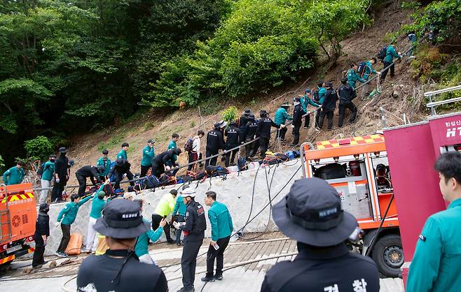 공무원, 군인, 경찰 등이 출동 물을 지고 모노레일을 따라 현장에 접근하고 있다./울릉군