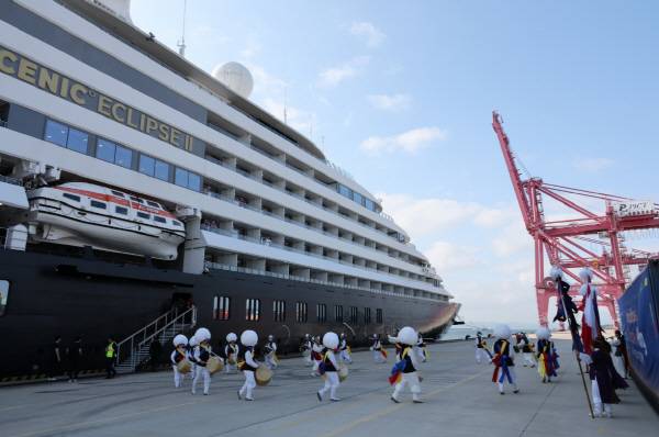 지난달 30일 포항 영일만항에서 씨닉 이클립스Ⅱ의 입항을 환영하고 있다.