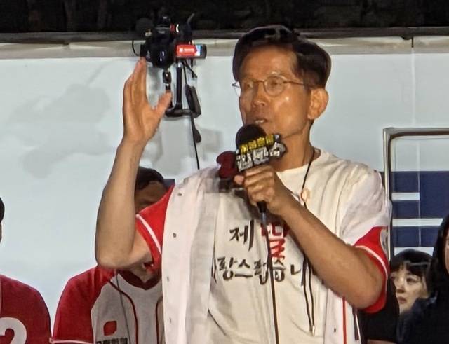 김문수 후보가 '제 딸이 자랑스럽습니다'는 글이 적힌 내의를 보여주며 방탄조끼는 필요없다고 역설하고 있다.