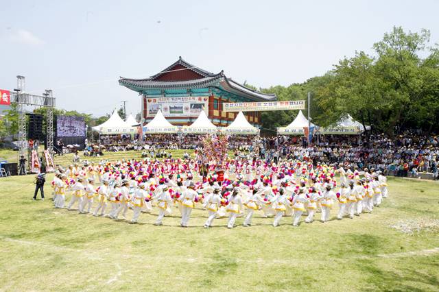 한국을 대표하는 전통민속축제인 중요무형문화재 제44호 '2025년 경산자인단오제'가 지난 30일부터 1일까지 3일간 성황을 이뤘다. 사진은 남자가 여장을 하고 왜놈을 유인하려고 춤을추고 있는 여원무 모습. 남동해 기자