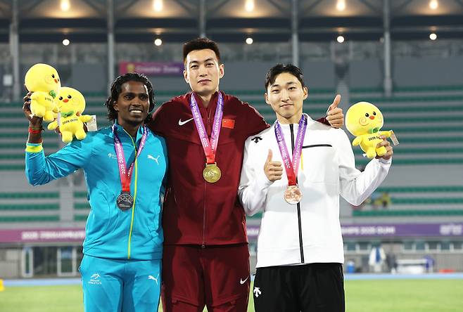 유규민(오른쪽)이 지난달 28일 경북 구미시민운동장에서 열린 2025 아시아육상경기선수권대회 남자 세단뛰기 결선에서 3위를 차지한 뒤 시상식에서 기념 촬영하고 있다. <대한육상연맹 제공>