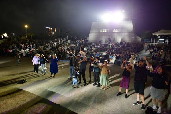 핫 크로스 번즈(Hot Cross Buns) 공연에 열광하는 외국인들. ⓒ헤드라인제주