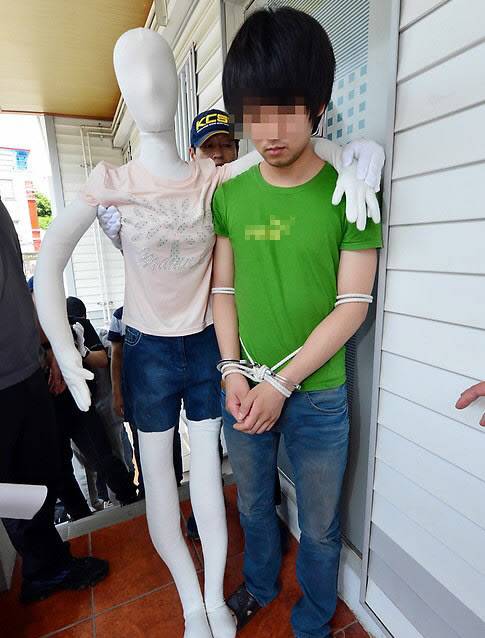 2013년 6월 4일 ‘대구 여대생 살인 사건’ 피의자 조명훈이 피해자 남모 씨를 부축한 채 북구 산격동 소재 원룸으로 들어가는 상황을 재연하고 있다 (사진=연합뉴스)