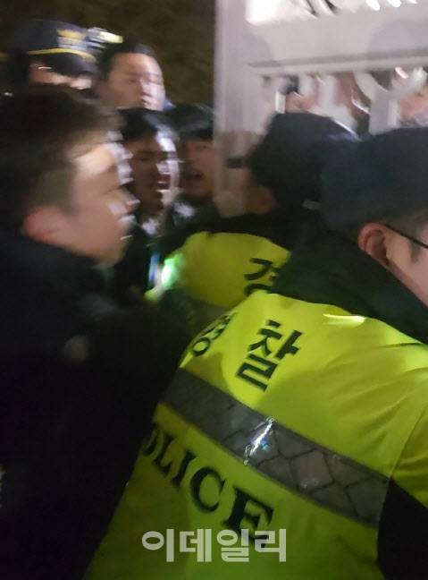 2024년 12월 3일 밤, 국회경비대 등 경찰이 시민들의 저항에도 불구하고 물리력을 동원해 국회 출입문을 차단하고 있다. (사진=이데일리)