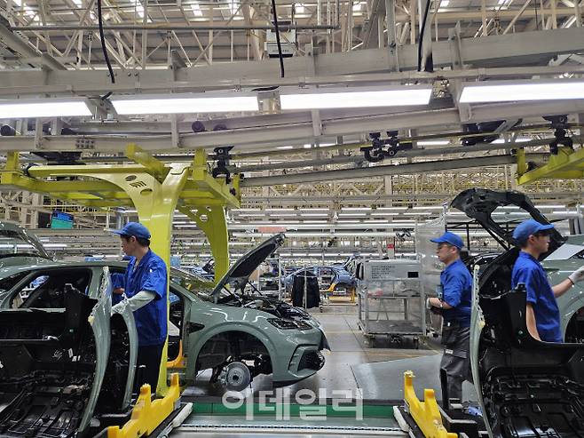 중국 산둥성 지난시 BYD 공장에서 직원들이 전기차 제조 작업을 하고 있다. (사진=이데일리 이명철 특파원)