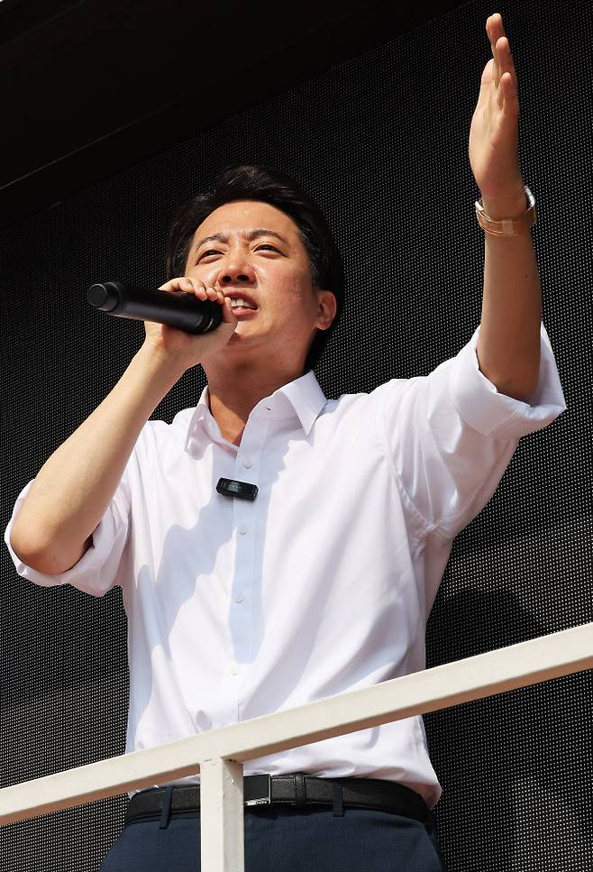 개혁신당 이준석 대선 후보가 1일 경기도 화성시 동탄호수공원에서 지지를 호소하고 있다.(사진=연합뉴스)