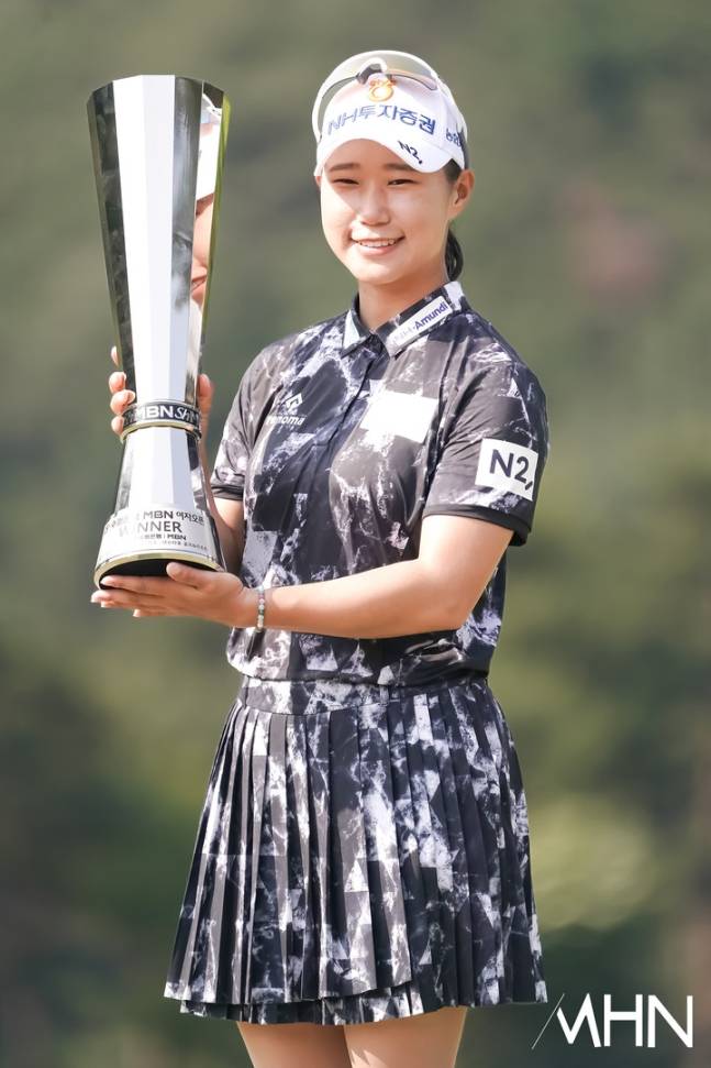1일 끝난 Sh수협은행 MBN 여자오픈에서 우승을 차지한 정윤지가 우승컵을 들고 환하게 웃고 있다.