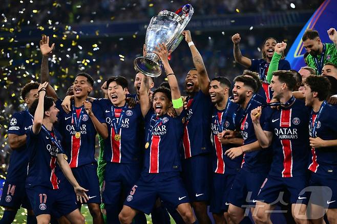 앞줄 가운데에서 우승 세리머니를 하는 이강인ⓒ AFP=뉴스1