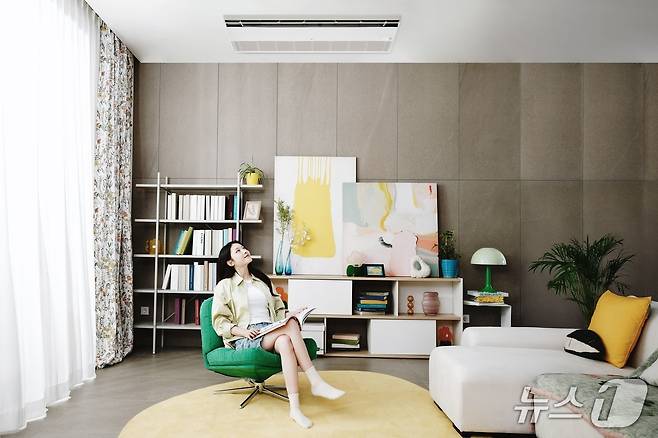 LG전자가 AI 기술과 레이더 센서를 탑재해 AI 냉방경험을 한층 강화한 '휘센 AI 시스템에어컨'을 출시했다. 모델이 휘센 AI 시스템에어컨 신제품을 체험하고 있다(LG전자 제공). ⓒ 뉴스1