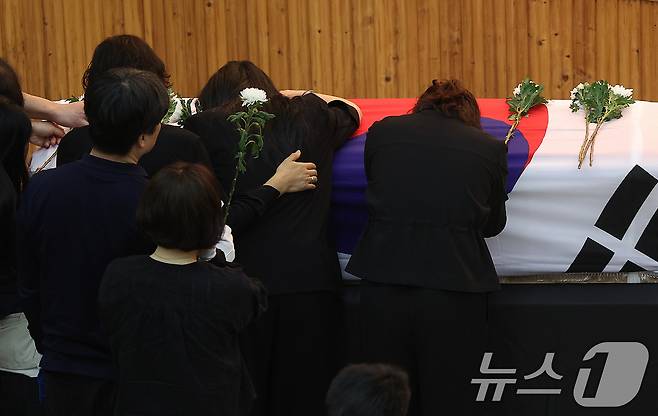1일 해군 해상초계기 917호기 추락 사고 순직자들에 대한 합동 영결식이 거행된 경북 포항 해군항공사령부 내 강당에서 영현 운구를 앞둔 유가족들이 오열하고 있다. 2025.6.1/뉴스1 ⓒ News1 최창호 기자