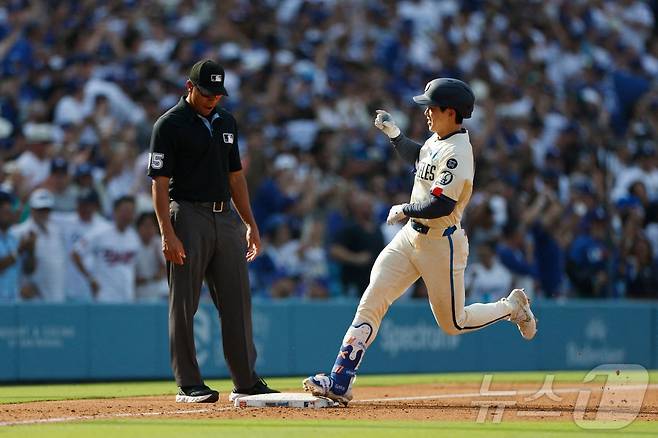 LA다저스 김혜성이 1일(한국시간) 미국 캘리포니아주 로스앤젤레스의 다저 스타디움에서 열린 2025 메이저리그 뉴욕 양키스와의 홈 경기 2회말 2점 홈런을 날린 후 베이스를 돌고 있다. ⓒ AFP=뉴스1