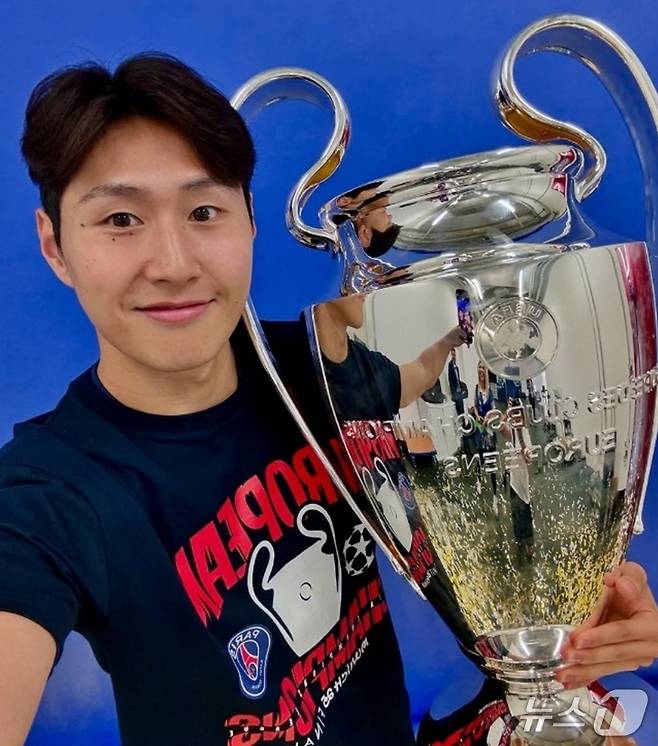 빅이어를 들고 활짝 웃는 이강인(이강인 SNS 캡처)