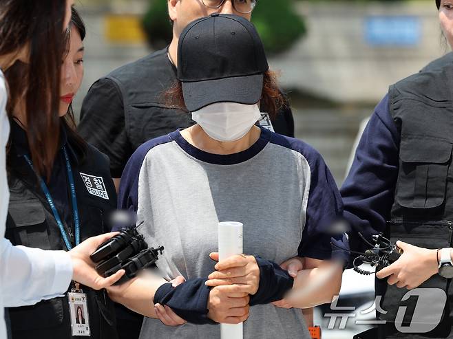 제21대 대통령 선거 사전투표 첫날 서울 강남구의 한 투표소에서 배우자의 신분증으로 대리 투표한 혐의를 받는 선거사무원 A 씨가 1일 오후 서울 서초구 서울중앙지법에서 열린 구속 전 피의자 심문(영장실질심사)에 출석하고 있다. 2025.6.1/뉴스1 ⓒ News1 황기선 기자