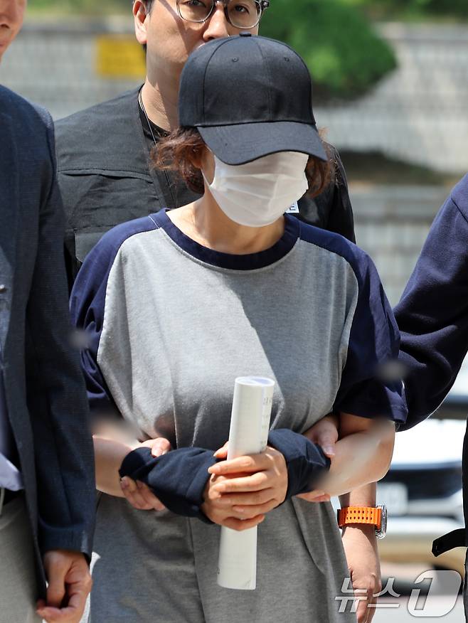 제21대 대통령 선거 사전투표 첫날 서울 강남구의 한 투표소에서 배우자의 신분증으로 대리 투표한 혐의를 받는 선거사무원 A 씨가 1일 오후 서울 서초구 서울중앙지법에서 열린 구속 전 피의자 심문(영장실질심사)에 출석하고 있다. 2025.6.1/뉴스1 ⓒ News1 황기선 기자