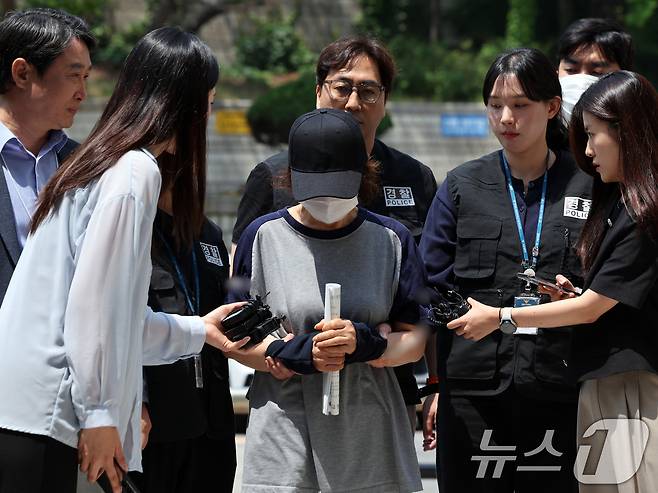 제21대 대통령 선거 사전투표 첫날 서울 강남구의 한 투표소에서 배우자의 신분증으로 대리 투표한 혐의를 받는 선거사무원 A 씨가 1일 오후 서울 서초구 서울중앙지법에서 열린 구속 전 피의자 심문(영장실질심사)에 출석하고 있다. 2025.6.1/뉴스1 ⓒ News1 황기선 기자