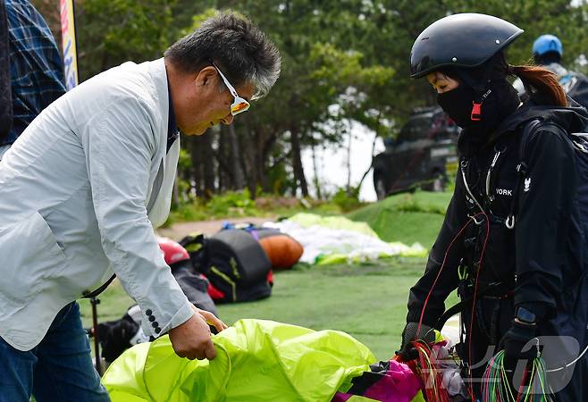 박광남 대한패러글라이딩협회장이 1일 경북 포항시 북구 흥해읍 곤륜산 활공장과 칠표해수욕장 일원에서 열린 '2025 한국 패러글라이딩 리그 1차전(정밀착륙)' 경기에 출전한 선수들을 격려하고 있다. 2025.6.1/뉴스1 ⓒ News1 최창호 기자
