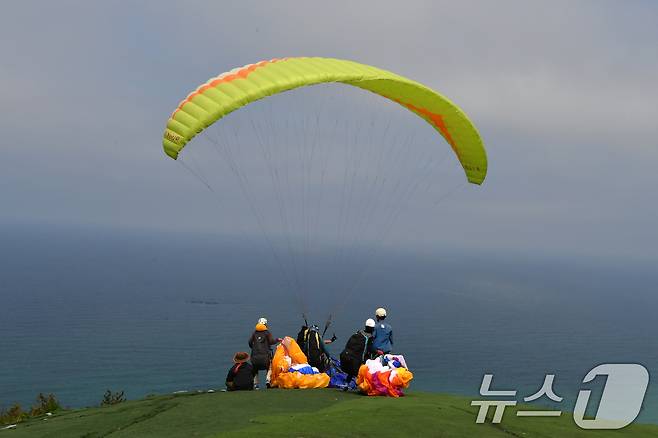 1일 경북 포항시 북구 흥해읍 칠포해수욕장 백사장과 곤륜산 일원에서 개최된 '2025 한국 페러글라이딩 리그 1차전(정밀착륙)' 경기에서 선수들이 곤륜산 정상에서 이륙 준비를 하고 있다.  2025.6.1/뉴스1 ⓒ News1 최창호 기자