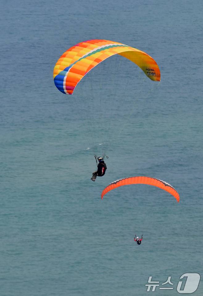 1일 경북 포항시 북구 흥해읍 칠포해수욕장 백사장과 곤륜산 일원에서 개최된 '2025 한국 패러글라이딩 리그 1차전(정밀착륙)' 경기에서 선수들이 바다를 배경으로 비행하고 있다.  2025.6.1/뉴스1 ⓒ News1 최창호 기자