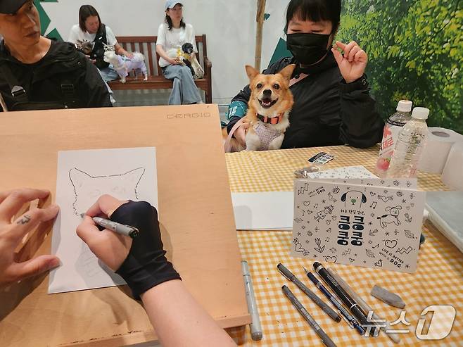반려견 캐리커쳐 프로그램에 참여하는 보호자와 강아지 ⓒ 뉴스1 한송아 기자