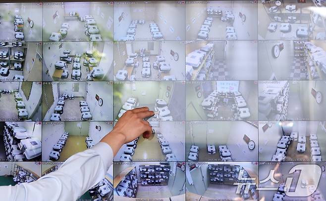 1일 오후 서울 종로구 서울시선거관리위원회 1층에 설치된 제21대 대통령선거 사전투표함 보관장소 CCTV 통합관제센터에서 투표함 실시간 영상이 송출되고 있다. 2025.6.1/뉴스1 ⓒ News1 박지혜 기자