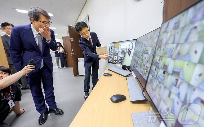 노태악 중앙선거관리위원장이 1일 오후 경기 수원시 영통구 경기도선거관리위원회에 방문해 사전우편투표함 보관 상황을 점검하고 있다. (공동취재) 2025.6.1/뉴스1 ⓒ News1 김진환 기자