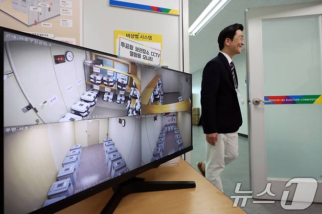 공정선거 참관단이 1일 오후 서울 강남구 서초구선거관리위원회에서 제21대 대통령선거 사전투표함 보관·관리 상황을 점검하고 있다. 2025.6.1/뉴스1 ⓒ News1 황기선 기자