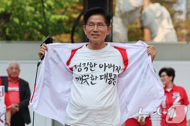 김문수 국민의힘 대통령 후보가 1일 오후 경기 의정부시 태조이성계상 앞에서 열린 유세에서 '정직한 아버지 깨끗한 대통령'이라고 적힌 티셔츠를 보여주고 있다. (공동취재) 2025.6.1/뉴스1 ⓒ News1 이광호 기자