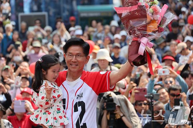 김문수 국민의힘 대통령 후보가 1일 오후 경기 의정부시 태조이성계상 앞에서 열린 유세에서 지지를 호소하고 있다. (공동취재) 2025.6.1/뉴스1 ⓒ News1 이광호 기자