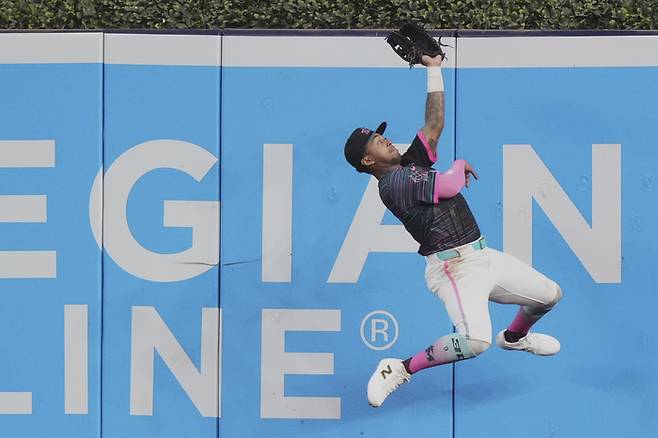 1일(한국시간) 플로리다주 마이애미 론디포 파크에서 열린 2025 메이저리그(ML) 정규시즌 마이애미전 7회초 이정후의 잘 맞은 타구가 마이애미 데인 마이어스 호수비에 잡히고 있다. 사진 | AP 연합뉴스