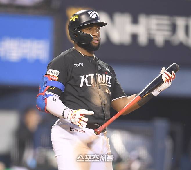 KT 로하스가 파울 타구를 지켜보고 있다. 잠실 | 최승섭기자 thunder@sportsseoul.com