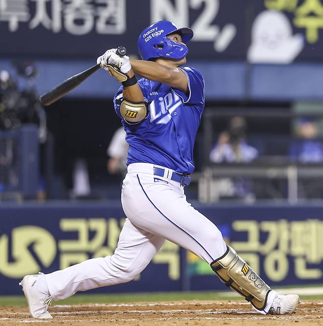 삼성 김태훈이 1일 서울 잠실구장에서 열린 2025 KBO리그 정규시즌 LG전 8회말 역전 투런 홈런을 날리고 있다. 사진 | 연합뉴스