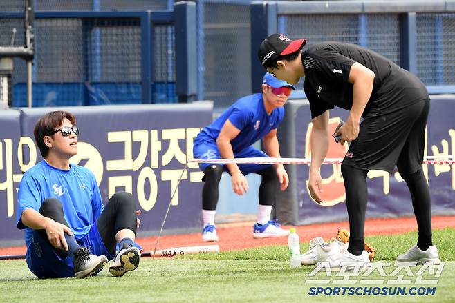 경기 전 그라운드에서 만난 삼성 강민호가 LG 임찬규와 반갑게 인사를 나누고 있다. 잠실=박재만 기자 pjm@sportschosun.com