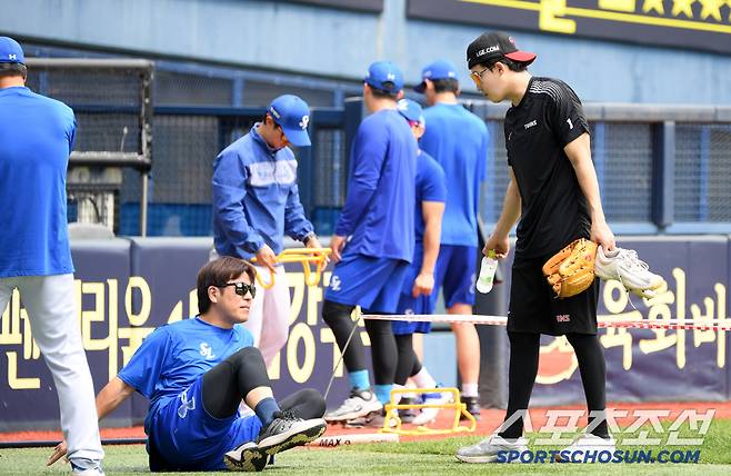 훈련을 마친 임찬규가 강민호를 찾아 깍듯하게 인사를 건넸다.