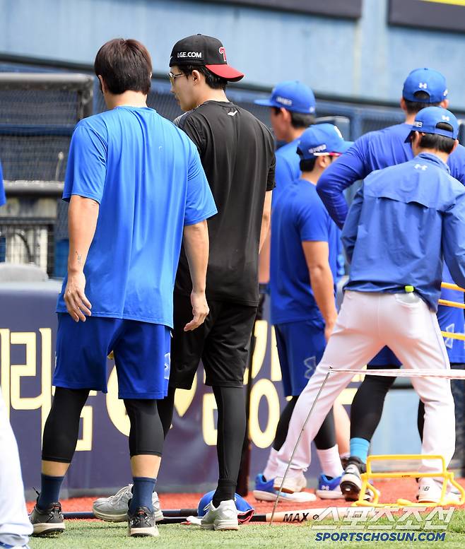 후배 임찬규 엉덩이를 툭 치며 대화를 마친 강민호.