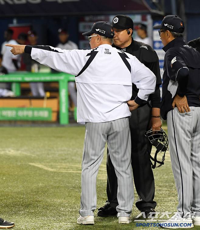 28일 잠실구장에서 열린 LG 트윈스와 한화 이글스의 경기. 김경문 감독이 최수원 구심에게 어필하고 있다. 잠실=박재만 기자 pjm@sportschosun.com/2025.05.28/
