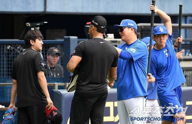 31일 잠실구장에서 열린 LG 트윈스와 삼성 라이온즈의 경기. 삼성 이진영 코치가 LG 에르난데스와 인사를 나누고 있다. 잠실=박재만 기자 pjm@sportschosun.com/2025.05.31/