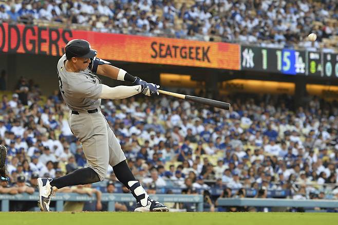 뉴욕 양키스 애런 저지가 1일(한국시각) 다저스타디움에서 열린 LA 다저스전에서 8회초 솔로홈런을 터뜨리고 있다. AP연합뉴스